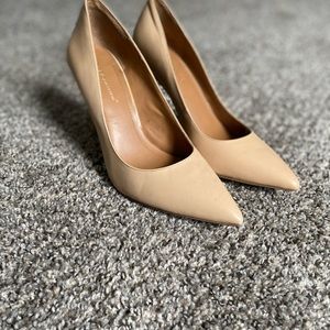 BCBG cream pointed toe heels